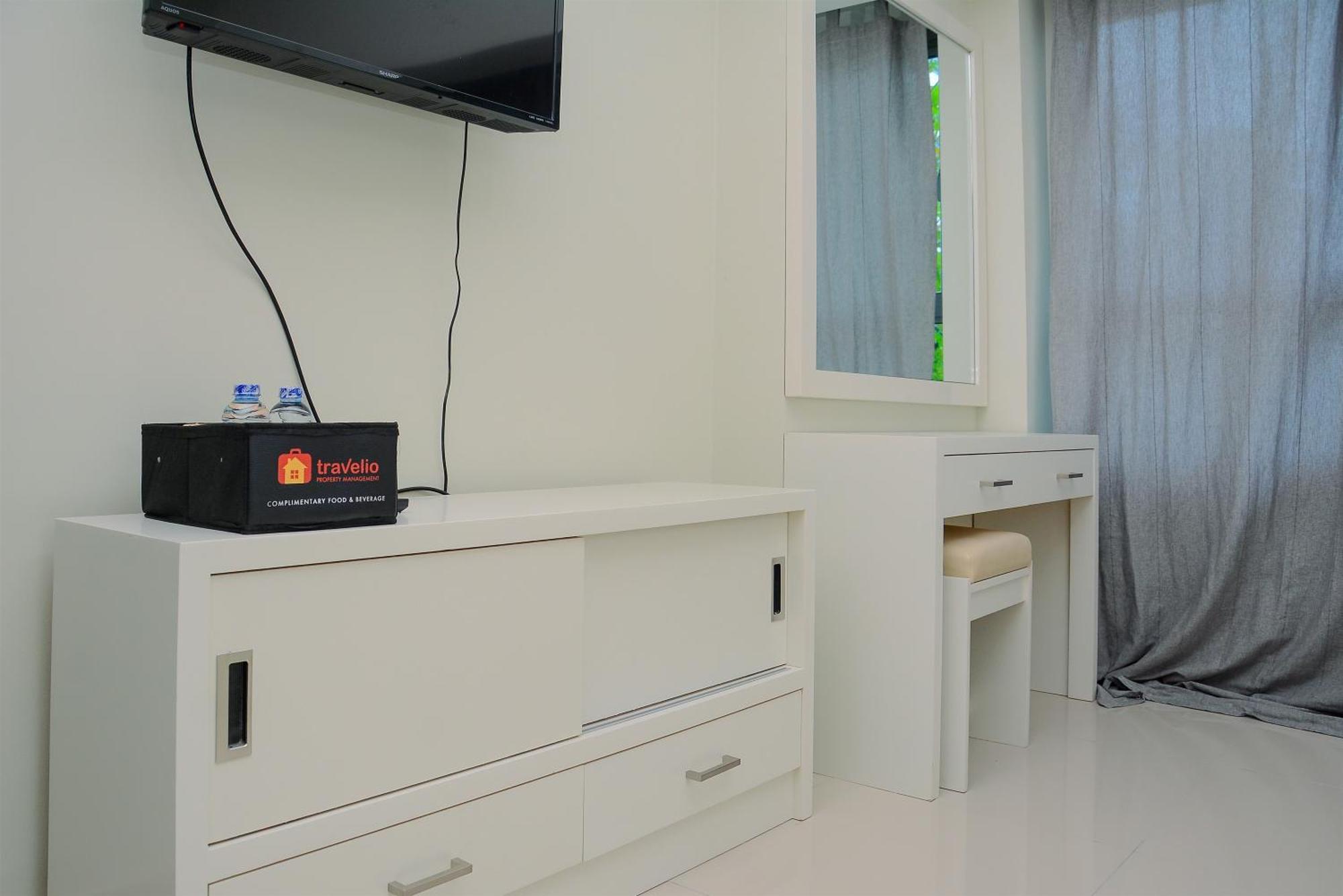 With Garden View At The Springlake View Summarecon By Travelio Apartemen